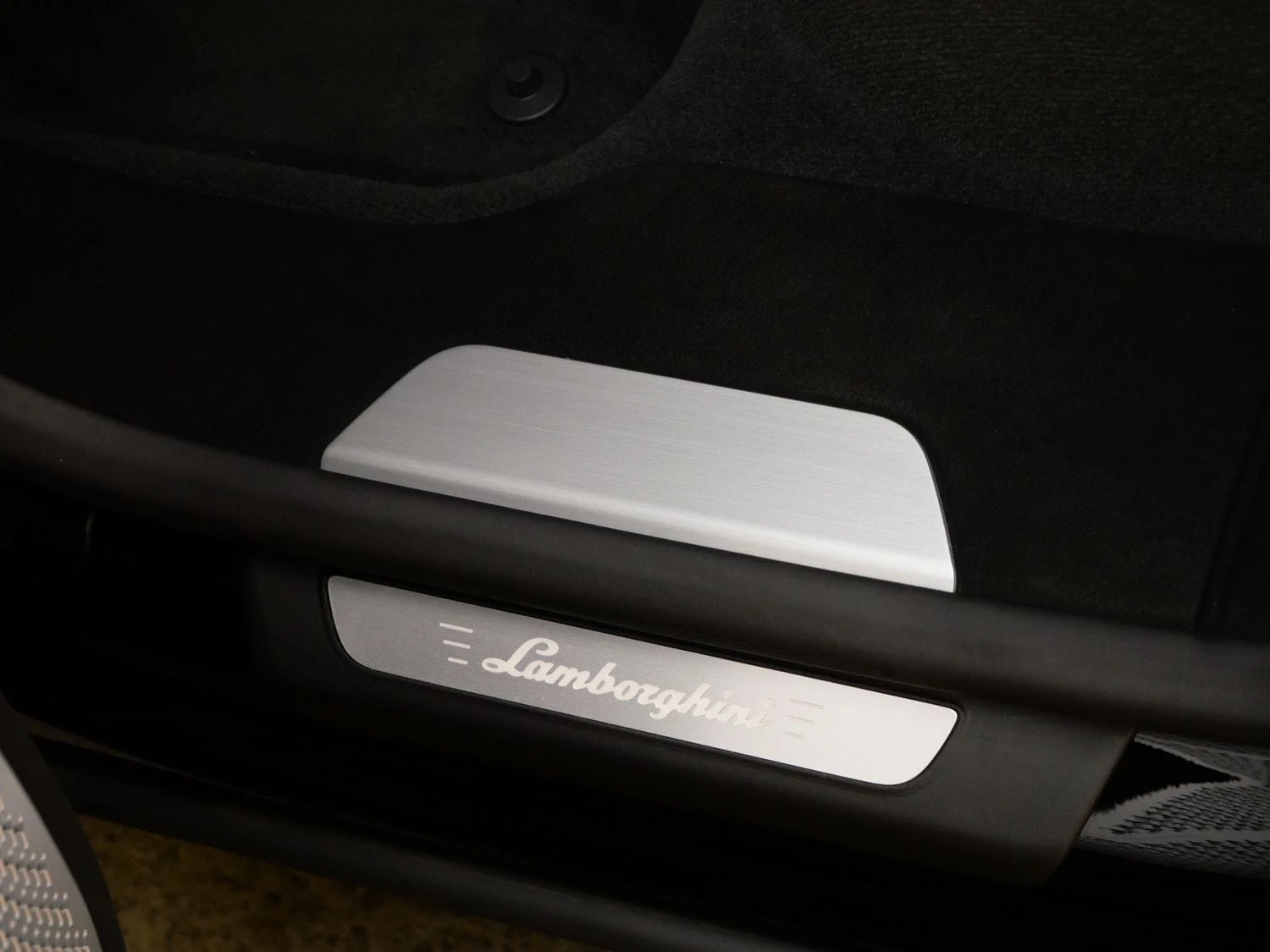 2024 Lamborghini Urus Performante interior, door sill, Nero Ade/Rosso Alala