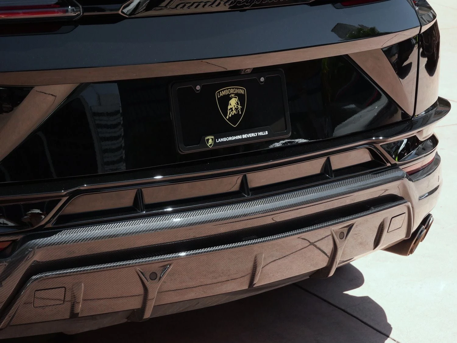 2024 Lamborghini Urus Performante interior, door sill, Nero Ade/Rosso Alala