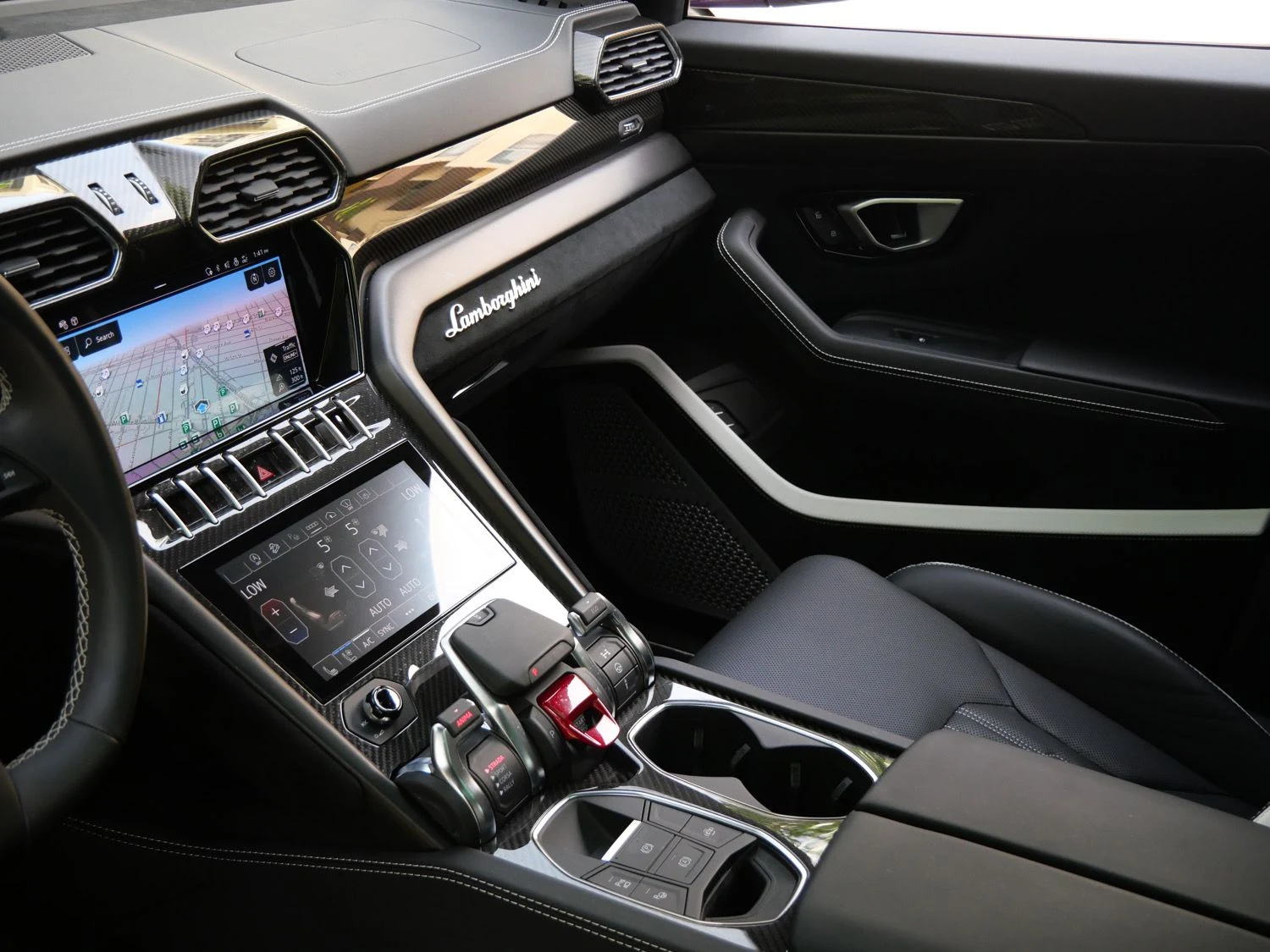 2024 Lamborghini Urus Performante interior, Nero Cosmus/Bianco Leda