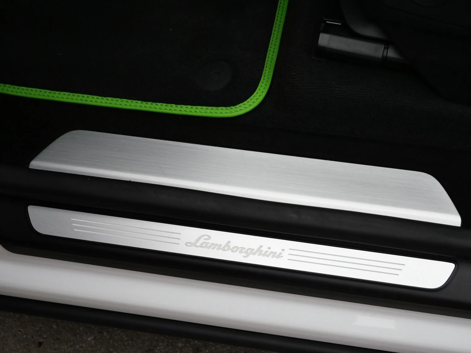 2024 Lamborghini Urus Performante interior, door sill, Nero Cosmus/Verde Faurus