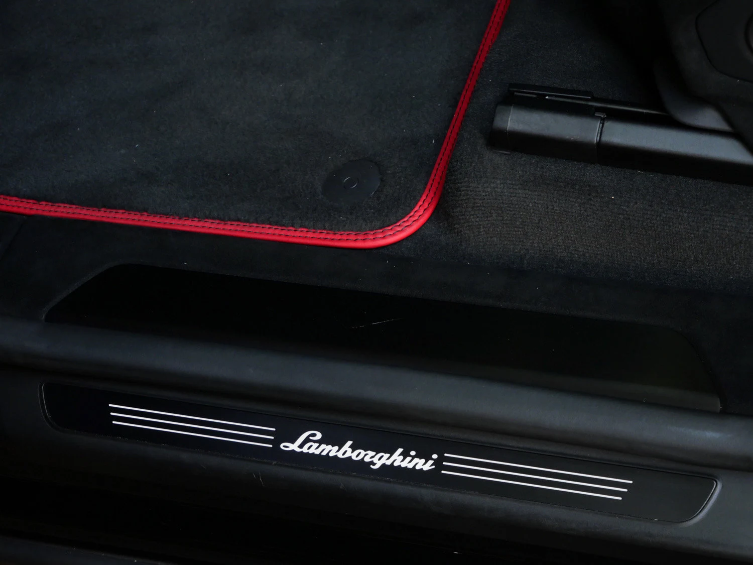 2024 Lamborghini Urus Performante interior, door sill, Nero Cosmus/Rosso Alala