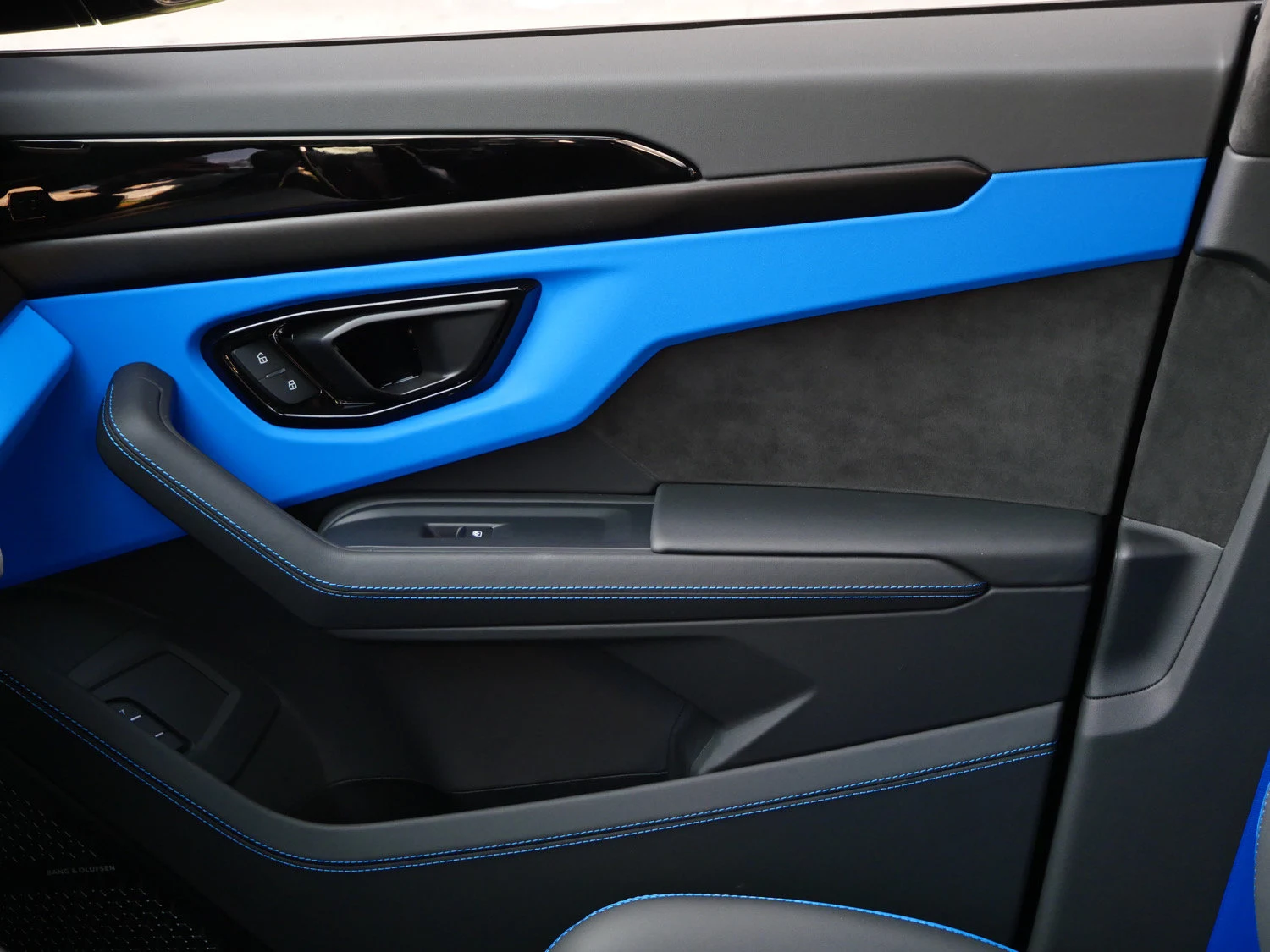 2024 Lamborghini Urus S interior, door panel, Nero Ade/Blu Amon