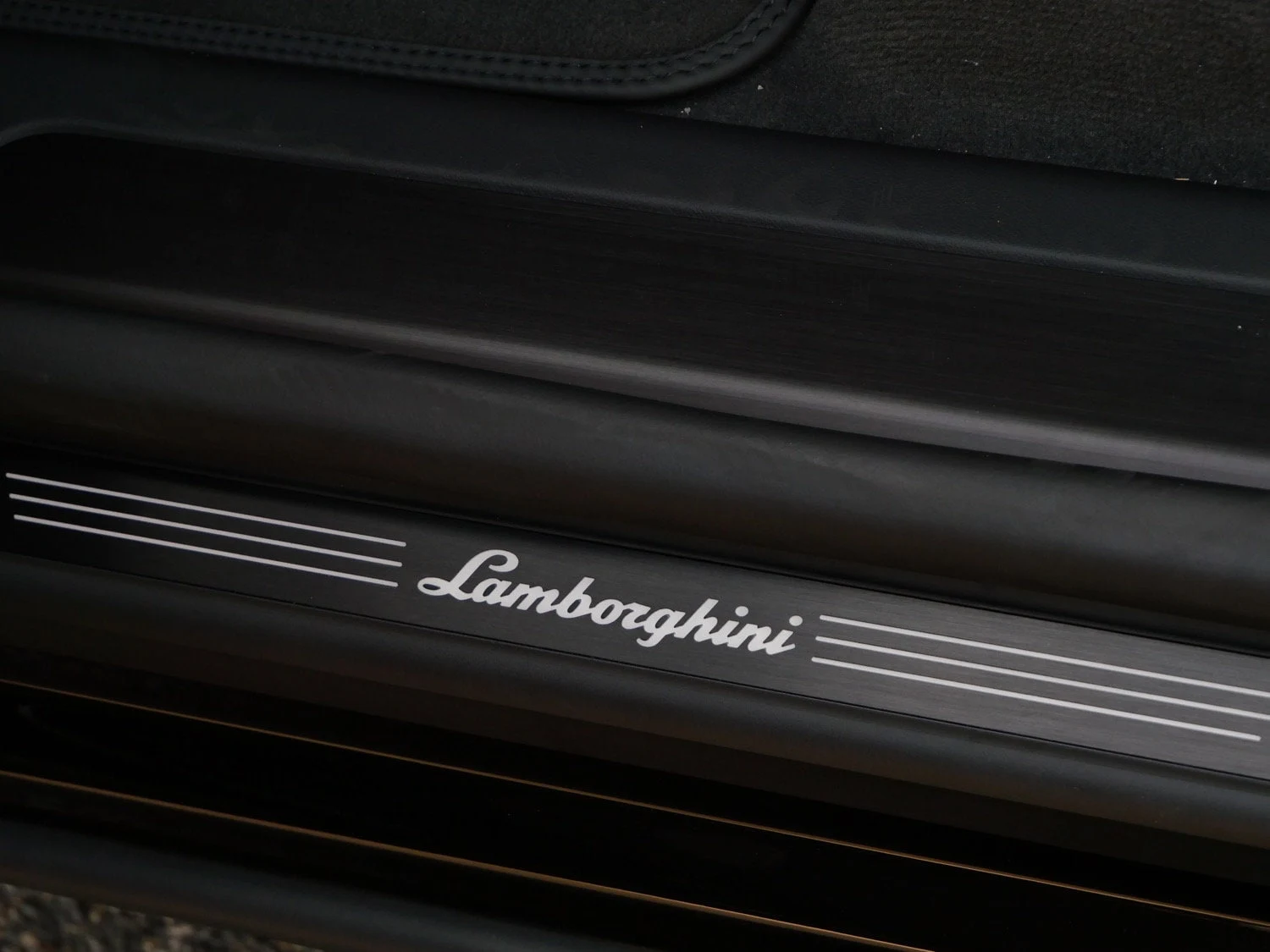 2024 Lamborghini Urus S interior, door sill, Nero Ade/Blu Amon