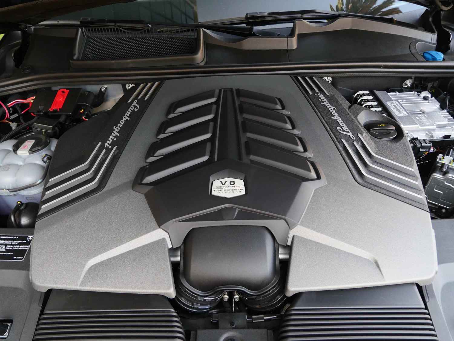 2024 Lamborghini Urus S engine