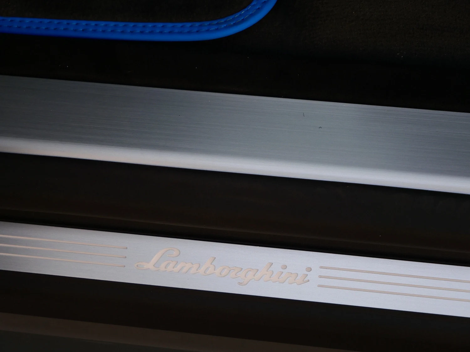 2024 Lamborghini Urus Performante interior, door sill, Nero Cosmus/Blu Amon