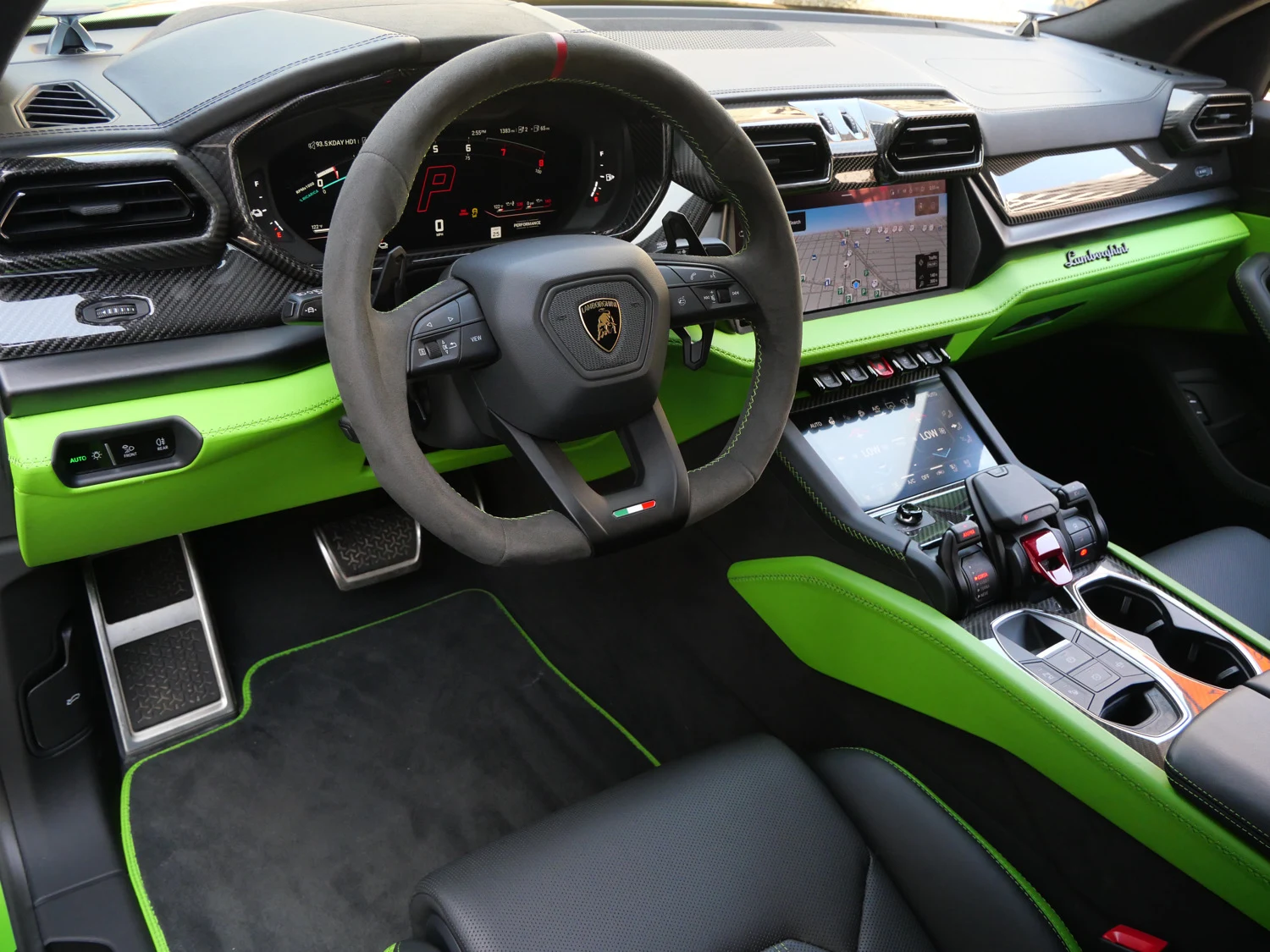 2026 Lamborghini Urus SE interior, dashboard, Nero Ade