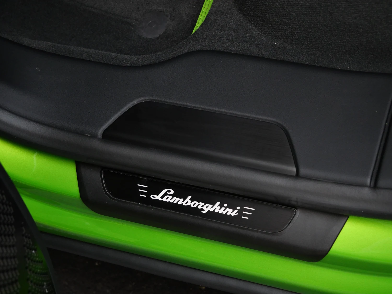 2026 Lamborghini Urus SE interior, door sill, Nero Ade