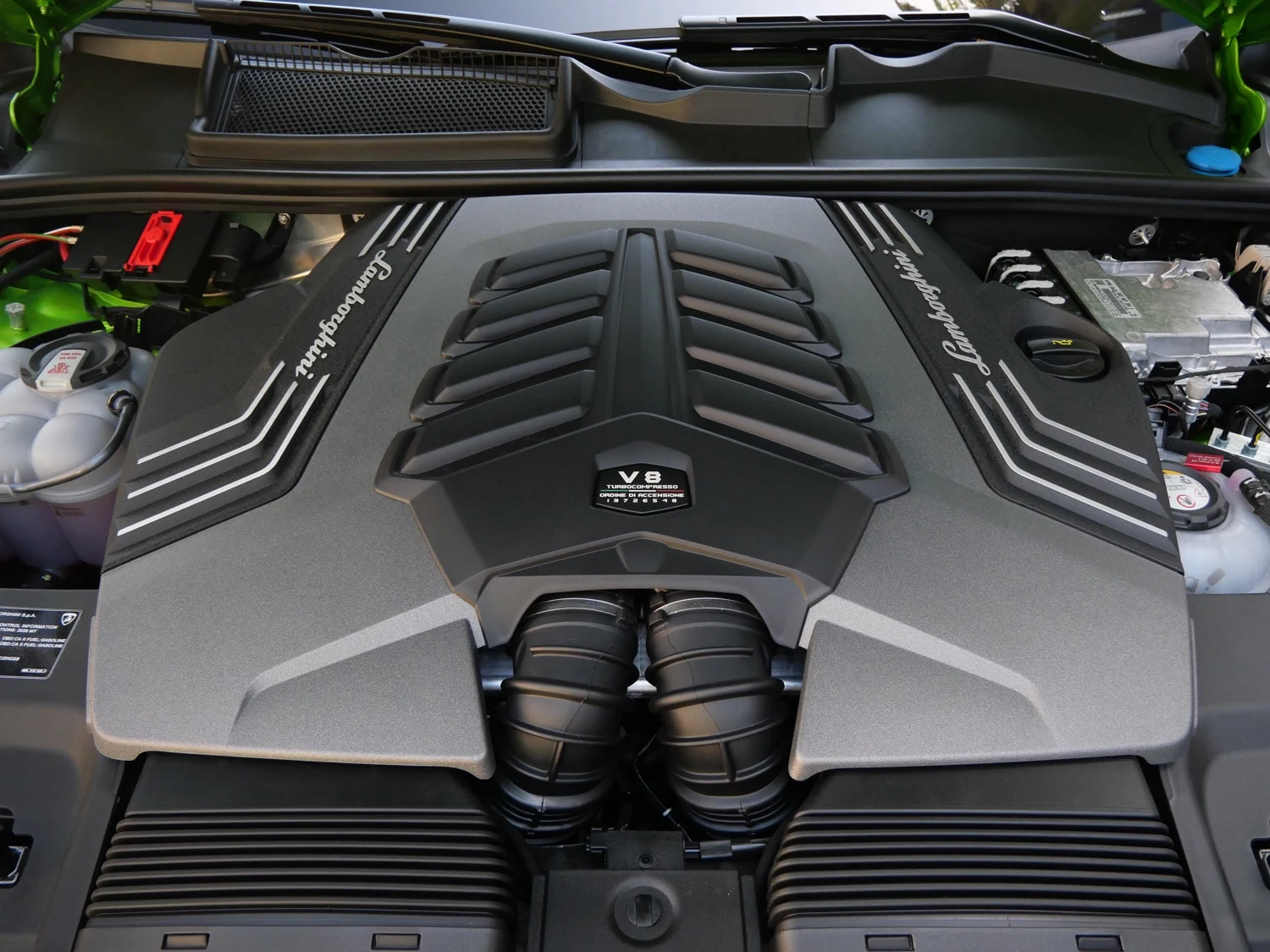 2026 Lamborghini Urus SE engine