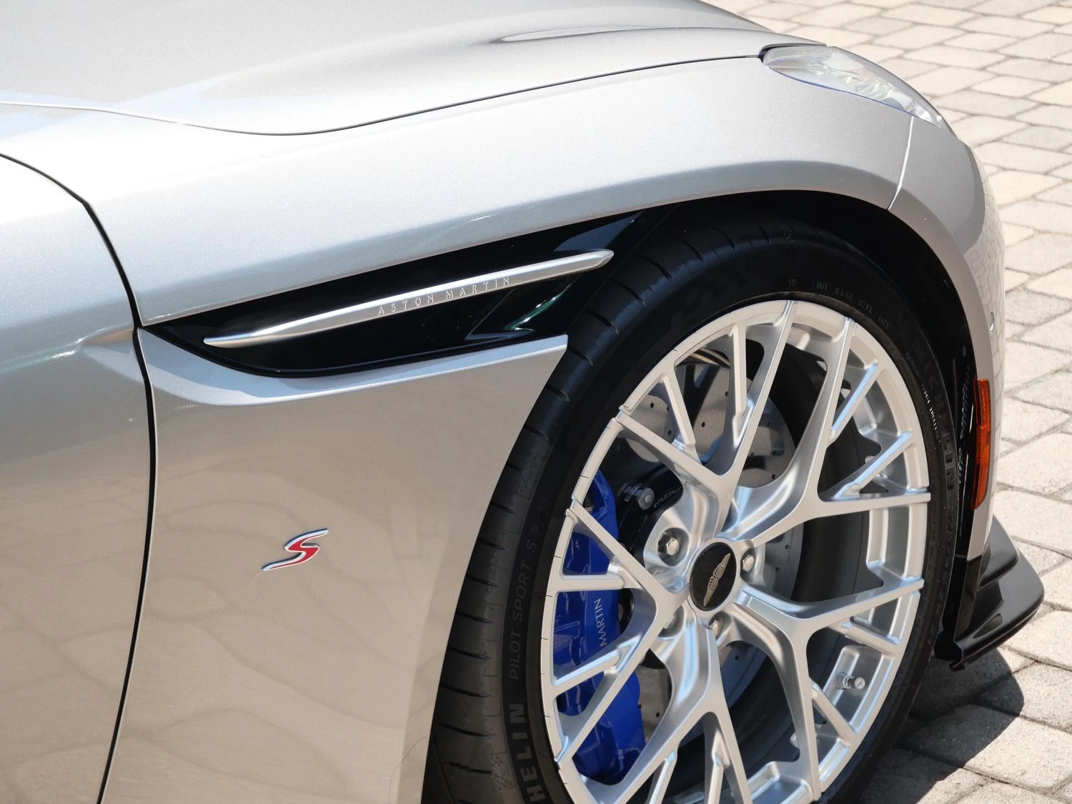 2026 Aston Martin DB12 S wheel