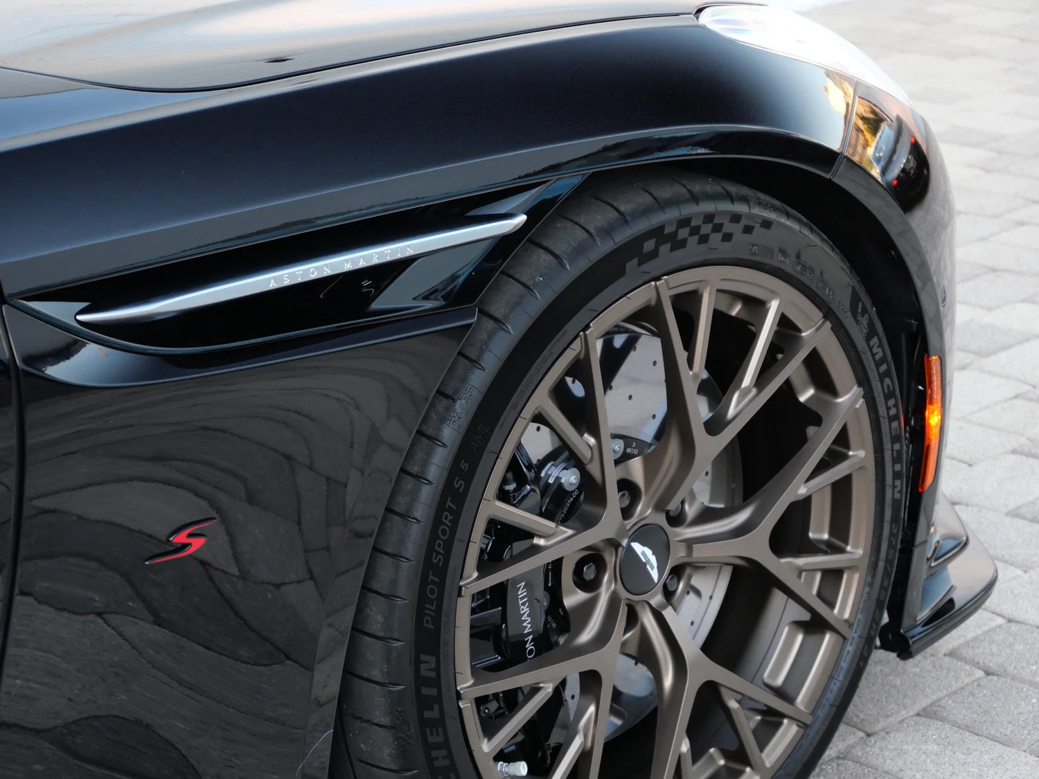 2026 Aston Martin DB12 S wheel
