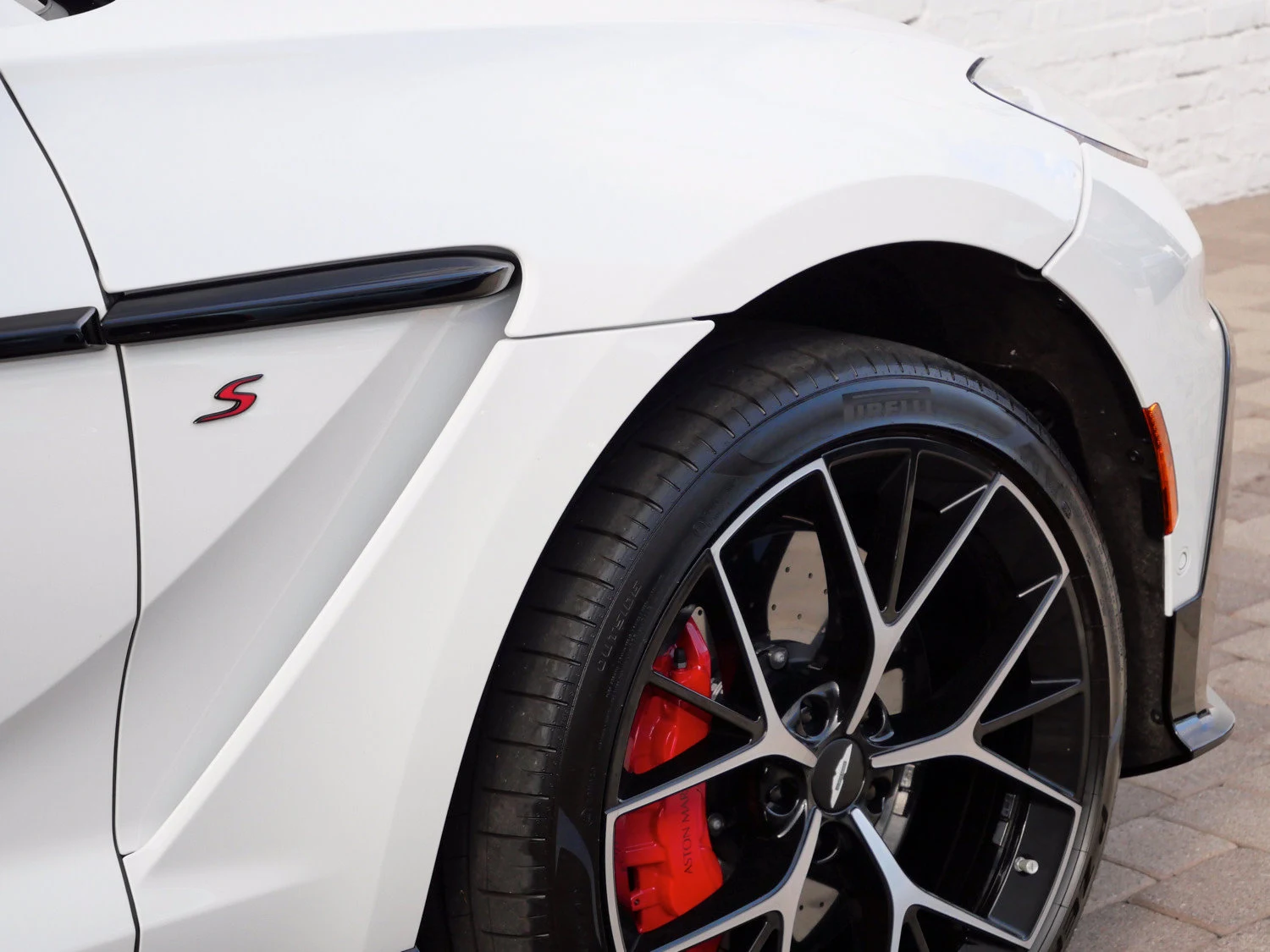 2026 Aston Martin DBX S wheel