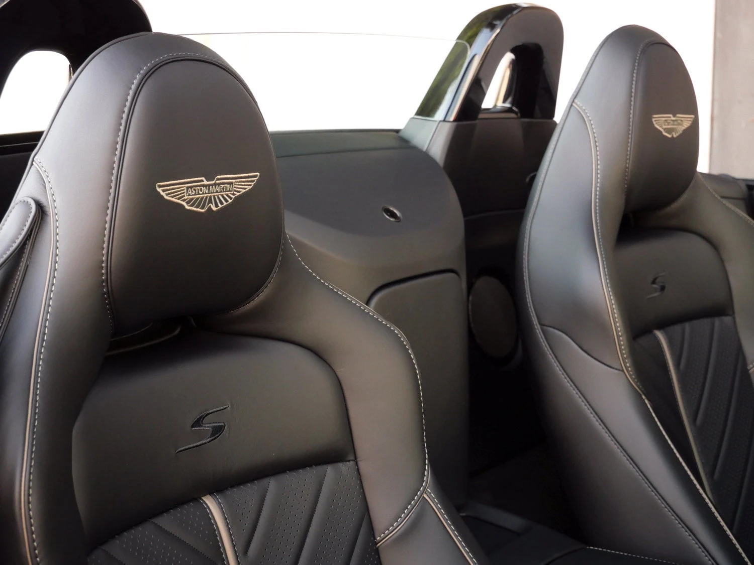 2026 Aston Martin Vantage S Roadster interior, seats, Onyx Black - Semi Aniline / On