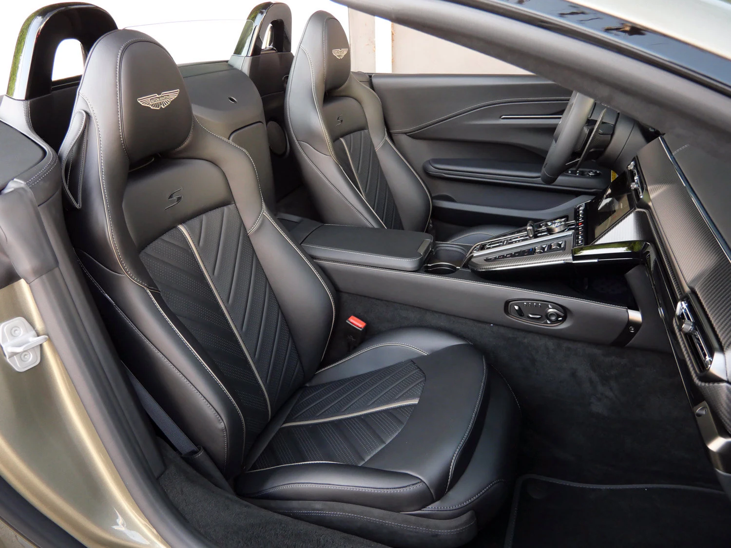 2026 Aston Martin Vantage S Roadster interior, seats, Onyx Black - Semi Aniline / On