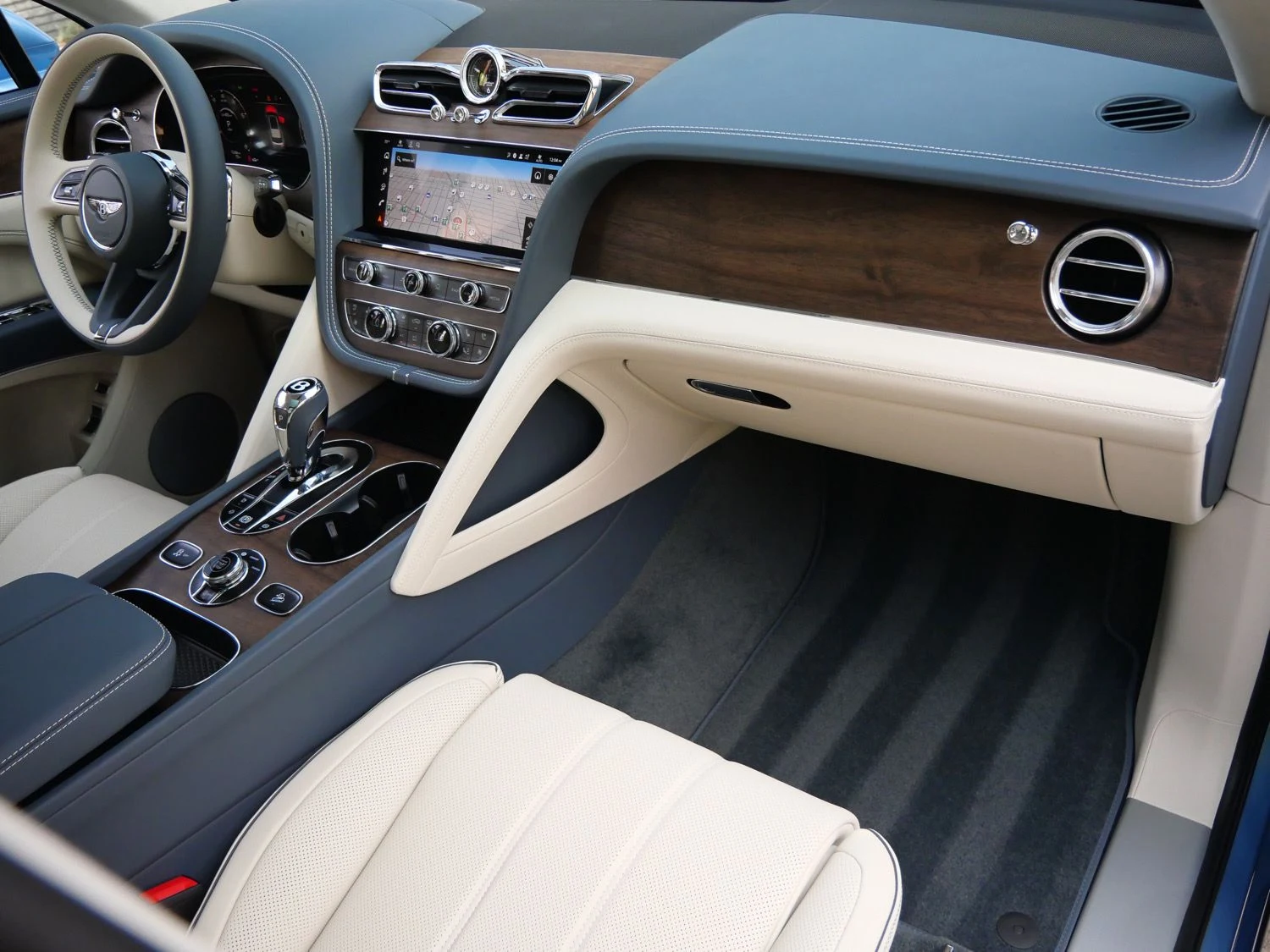 2026 Bentley Bentayga V8 for sale, photo 2 of 25