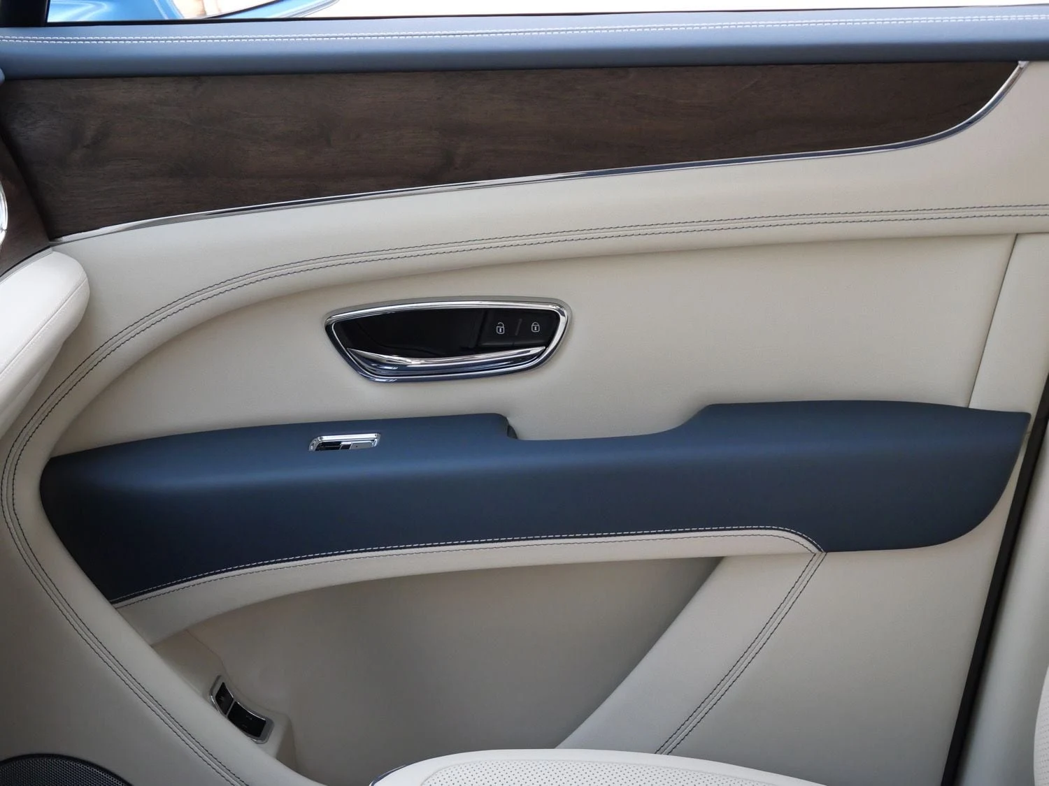 2026 Bentley Bentayga V8 interior, door panel, Linen