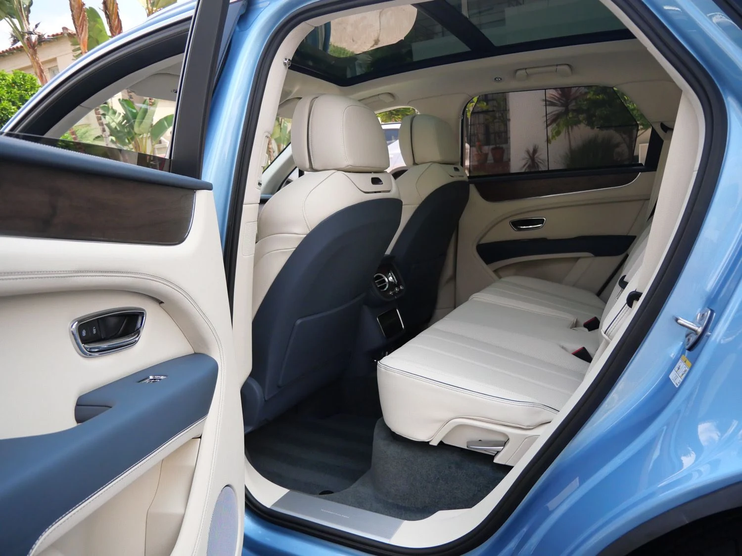 2026 Bentley Bentayga V8 interior, seats, Linen