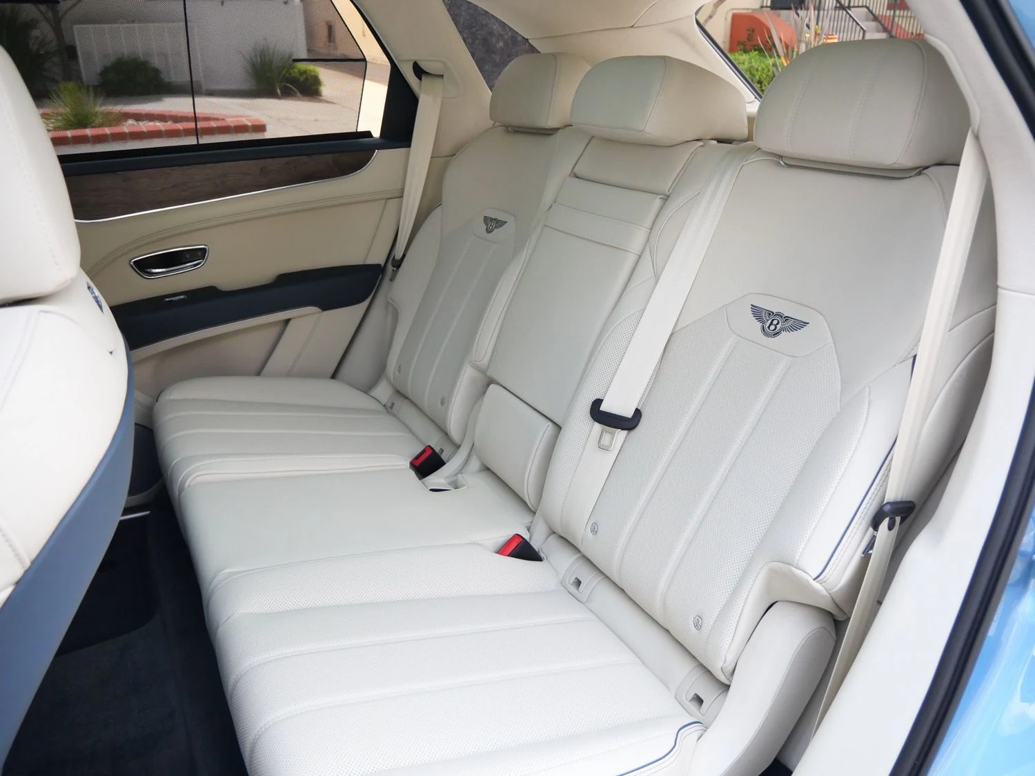 2026 Bentley Bentayga V8 interior, seats, Linen