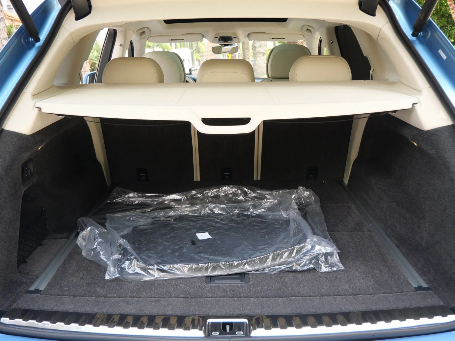2026 Bentley Bentayga V8 trunk