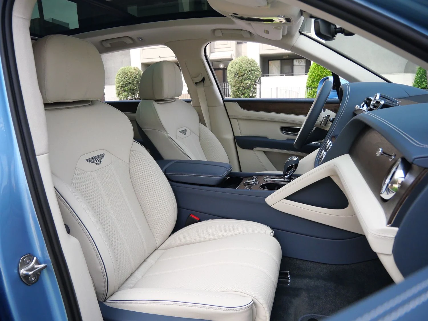 2026 Bentley Bentayga V8 interior, seats, Linen