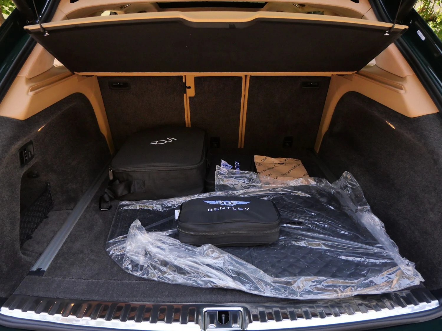 2026 Bentley Bentayga Hybrid trunk