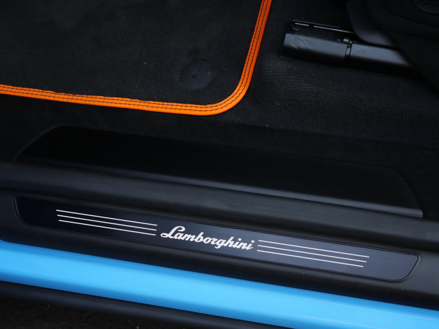 2024 Lamborghini Urus Performante interior, door sill, Nero Cosmus/Arancio Leonis