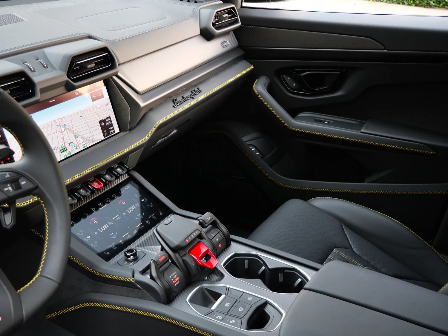 2026 Lamborghini Urus SE interior, Nero Ade