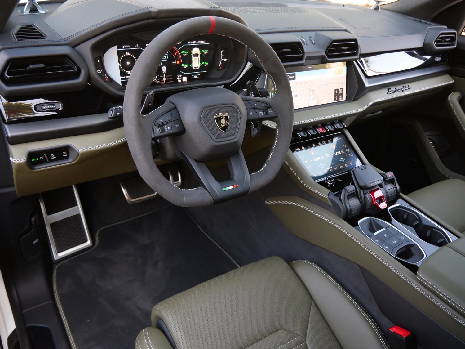 2026 Lamborghini Urus SE interior, Nero Ade