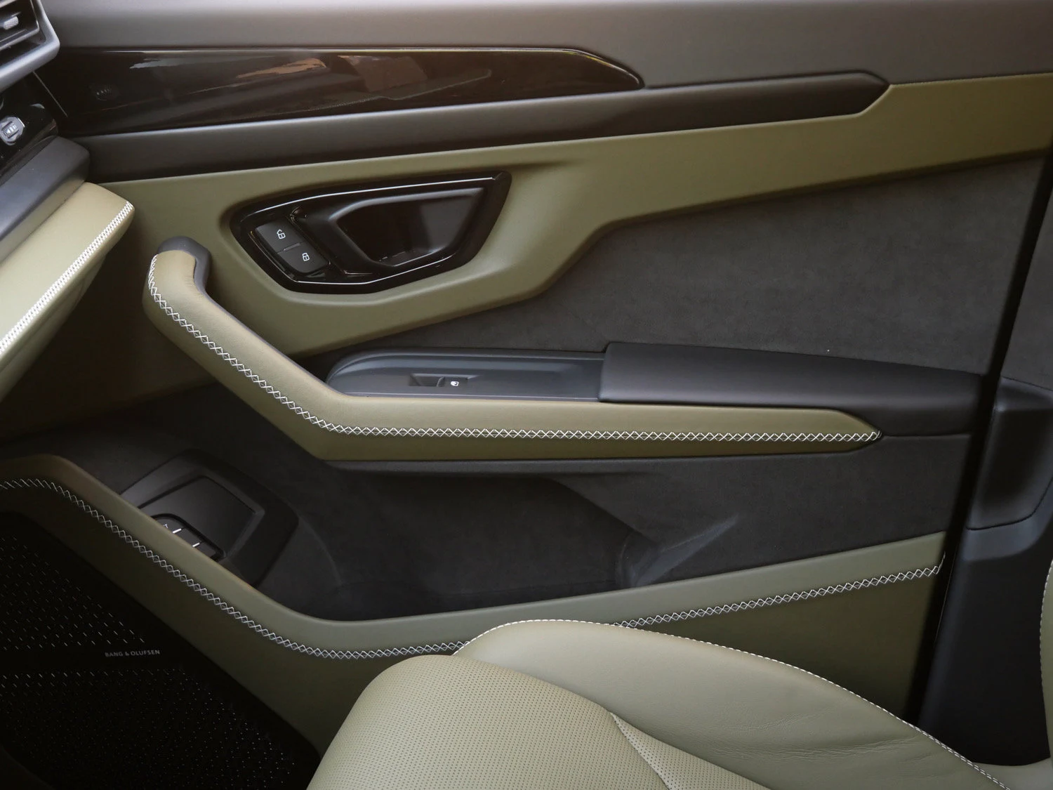 2026 Lamborghini Urus SE interior, door panel, Nero Ade