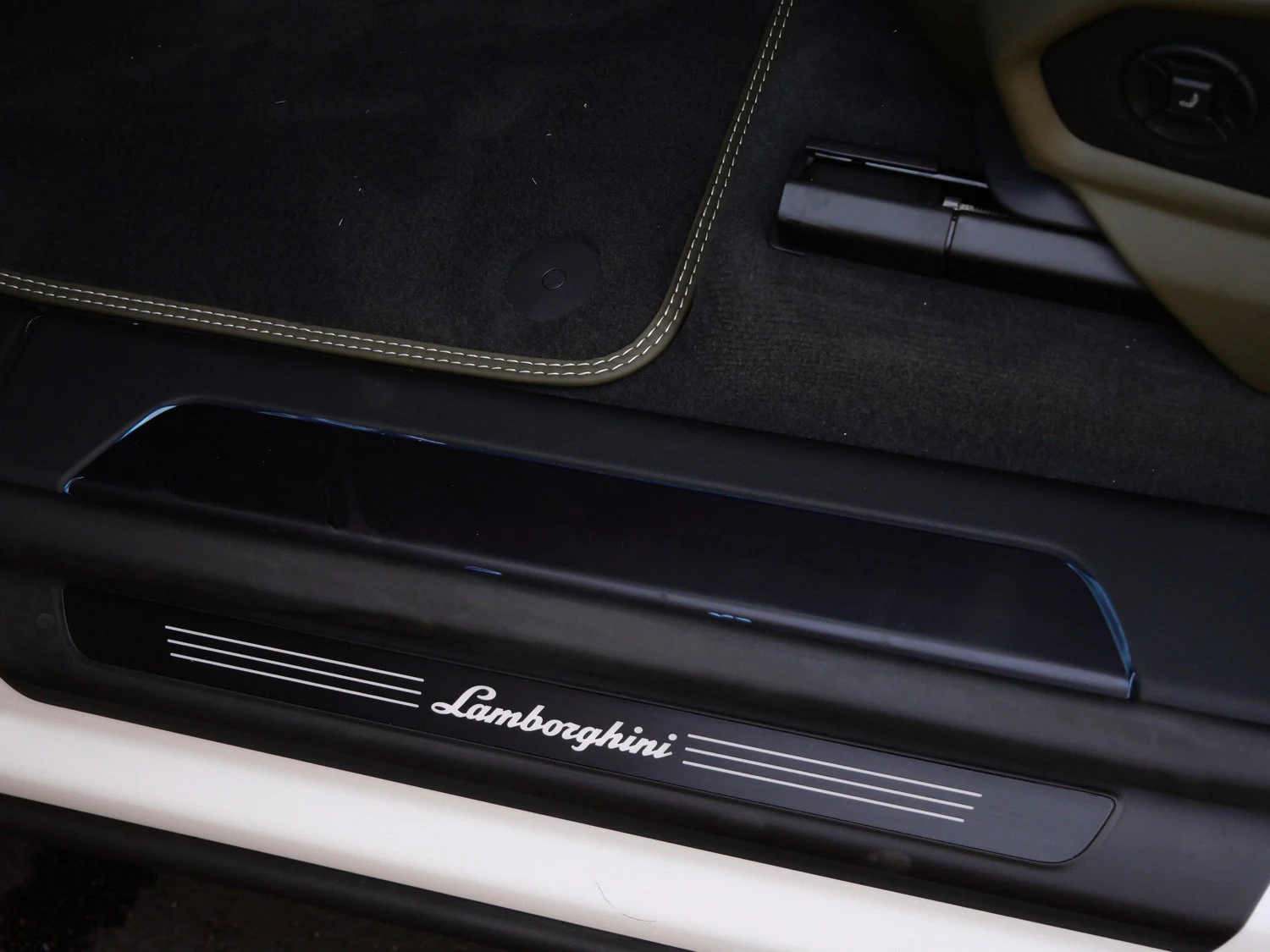 2026 Lamborghini Urus SE interior, door sill, Nero Ade