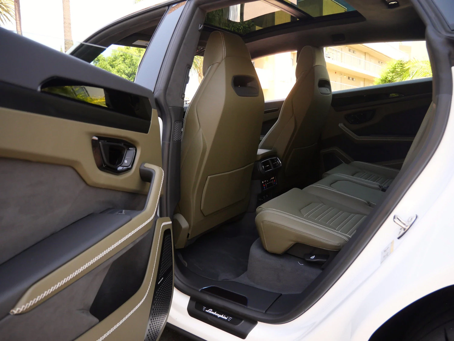 2026 Lamborghini Urus SE interior, Nero Ade