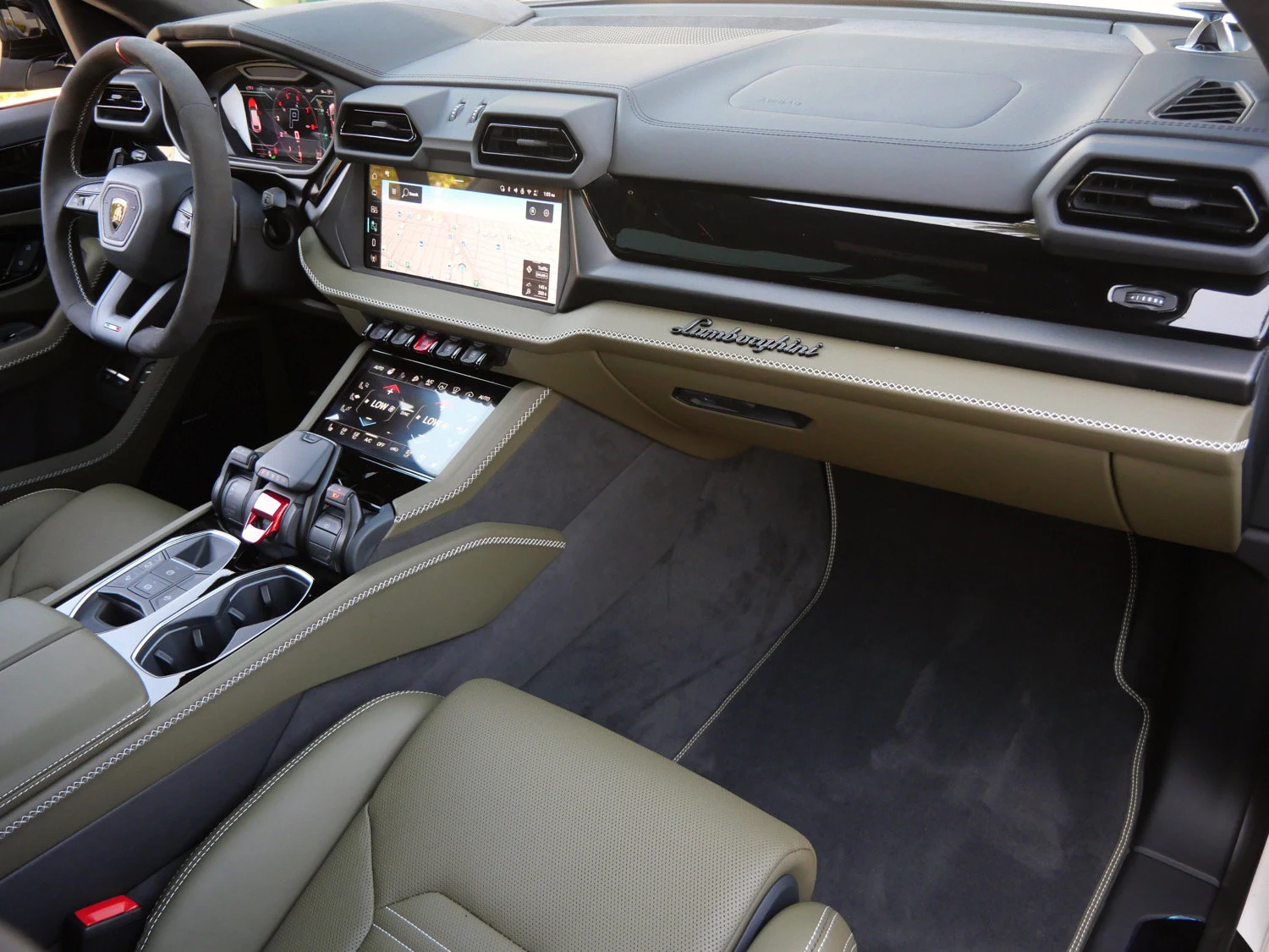2026 Lamborghini Urus SE interior, Nero Ade