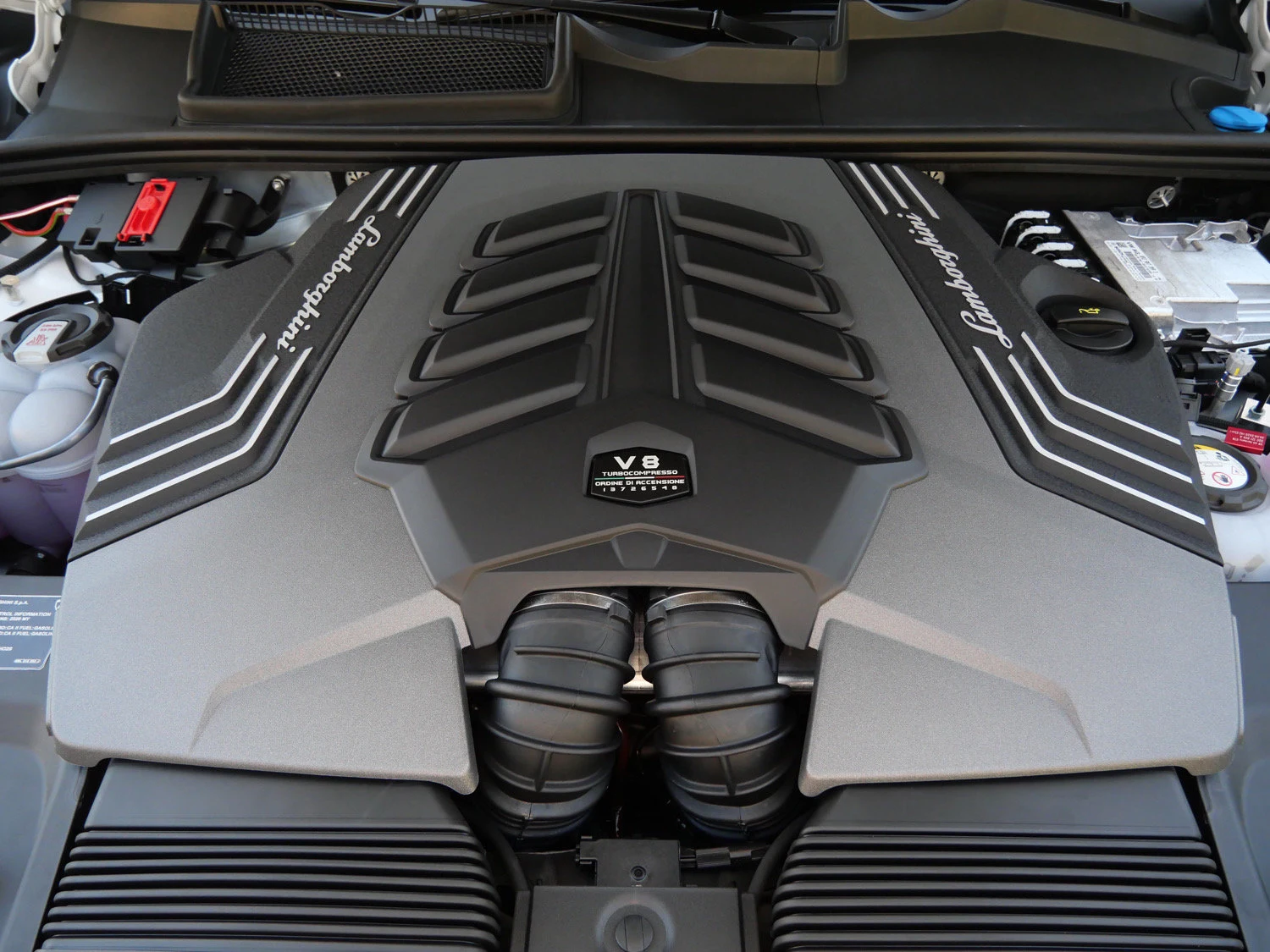 2026 Lamborghini Urus SE engine