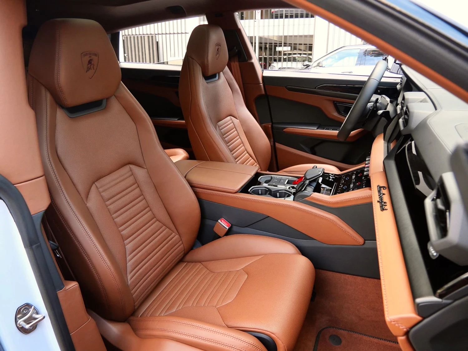 2026 Lamborghini Urus SE interior, seats, Marrone Elpis