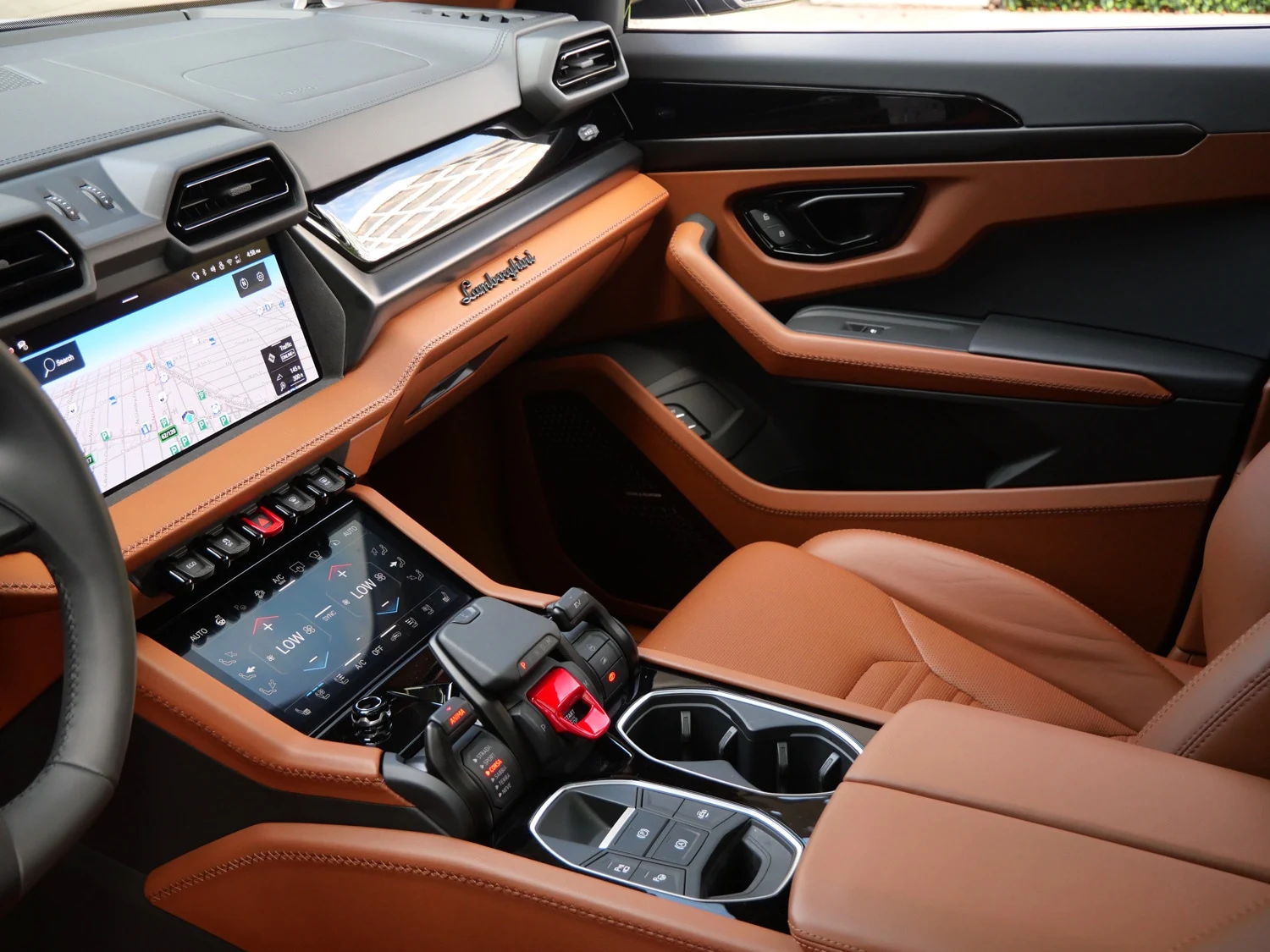 2026 Lamborghini Urus SE interior, Marrone Elpis