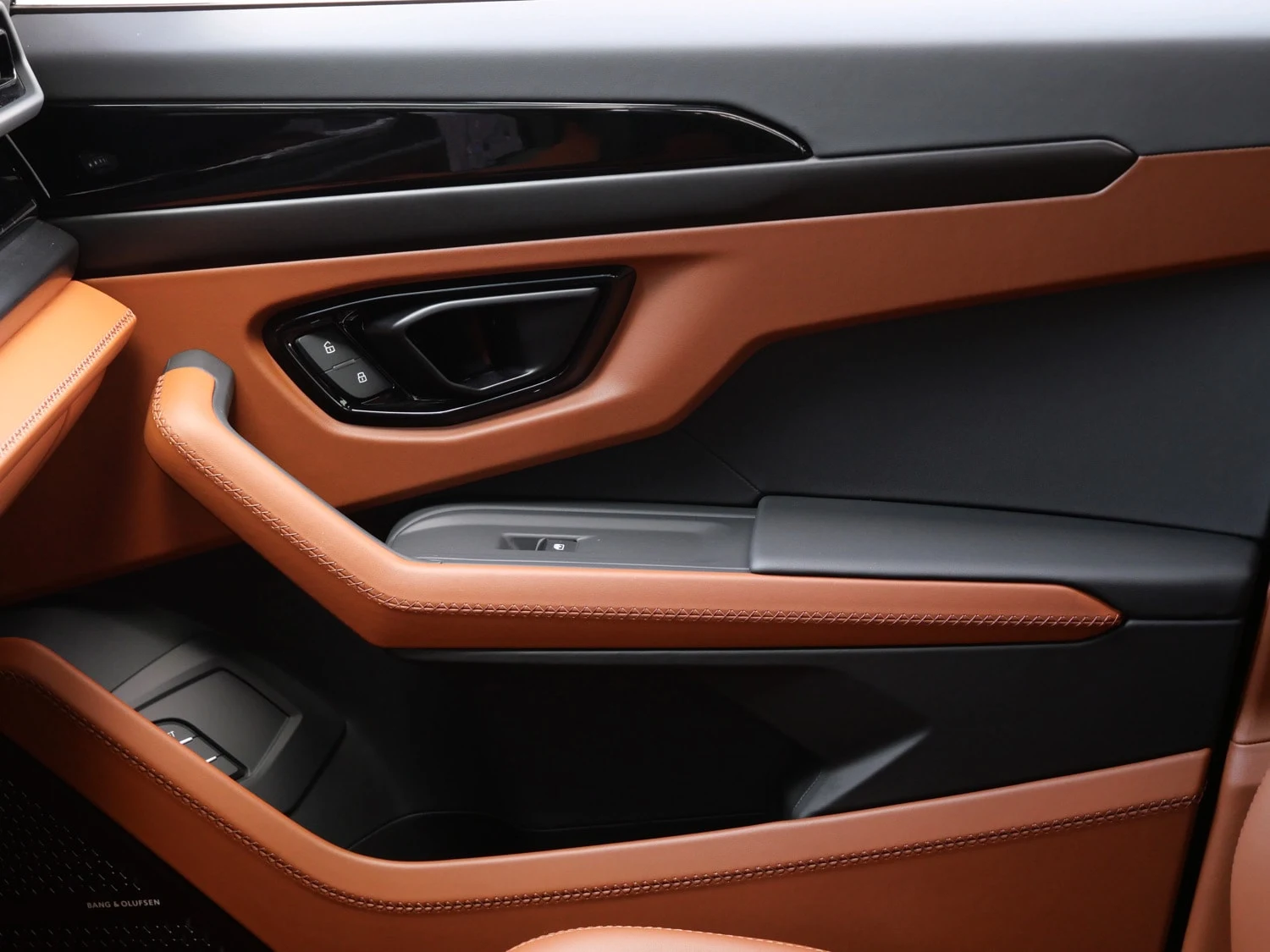 2026 Lamborghini Urus SE interior, door panel, Marrone Elpis