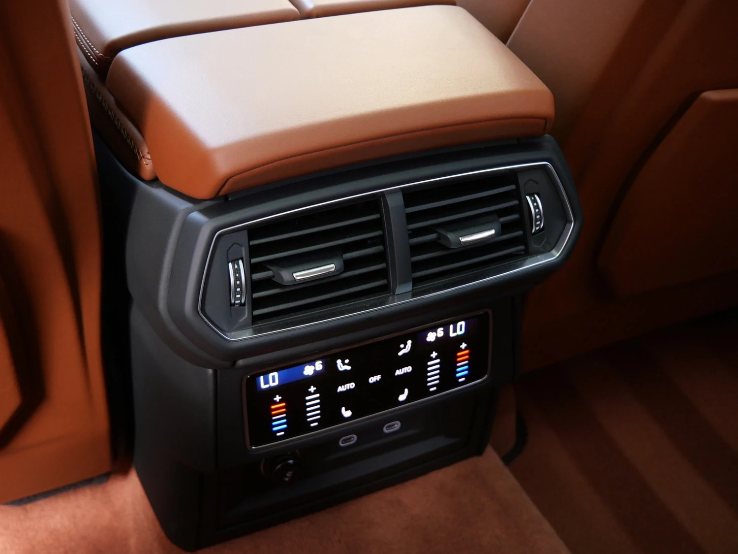 2026 Lamborghini Urus SE interior, Marrone Elpis