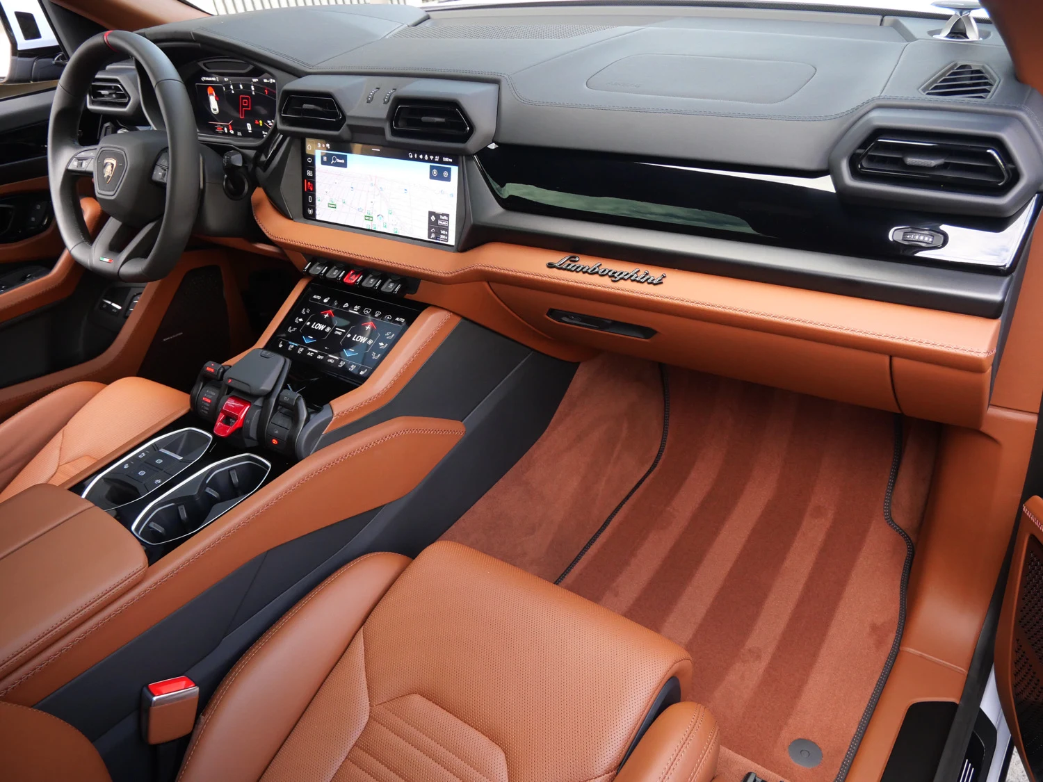 2026 Lamborghini Urus SE interior, Marrone Elpis
