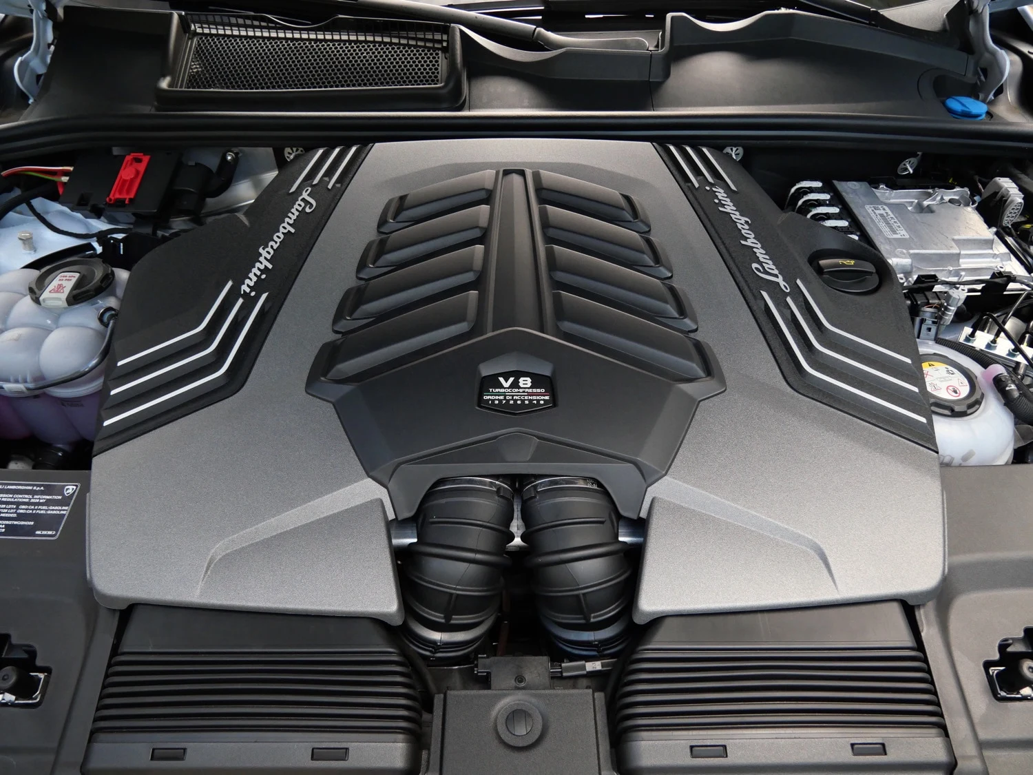 2026 Lamborghini Urus SE engine