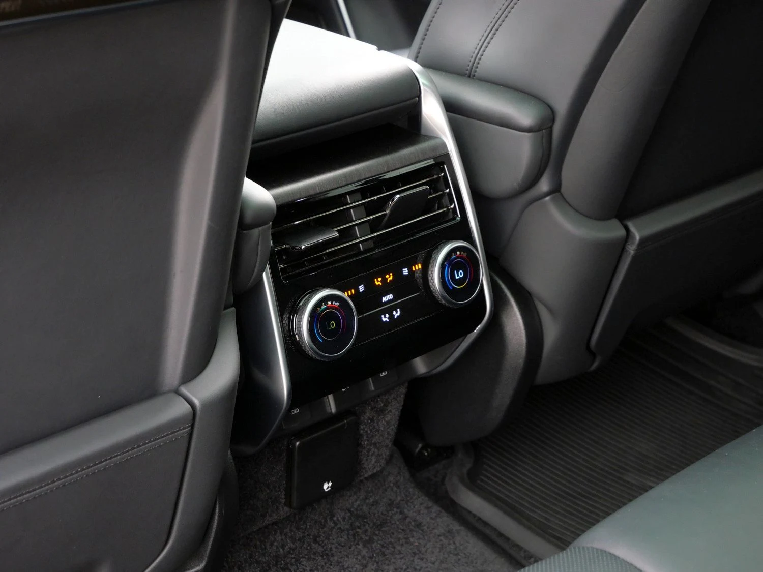 2024 Land Rover Range Rover Autobiography LWB interior, Ebony