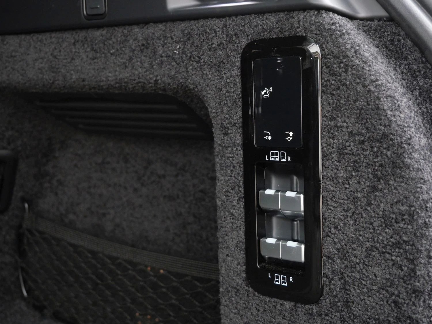 2024 Land Rover Range Rover Autobiography LWB interior, Ebony