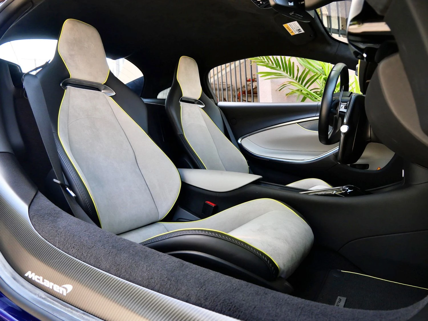 2023 McLaren Artura interior, seats, Carbon Black
