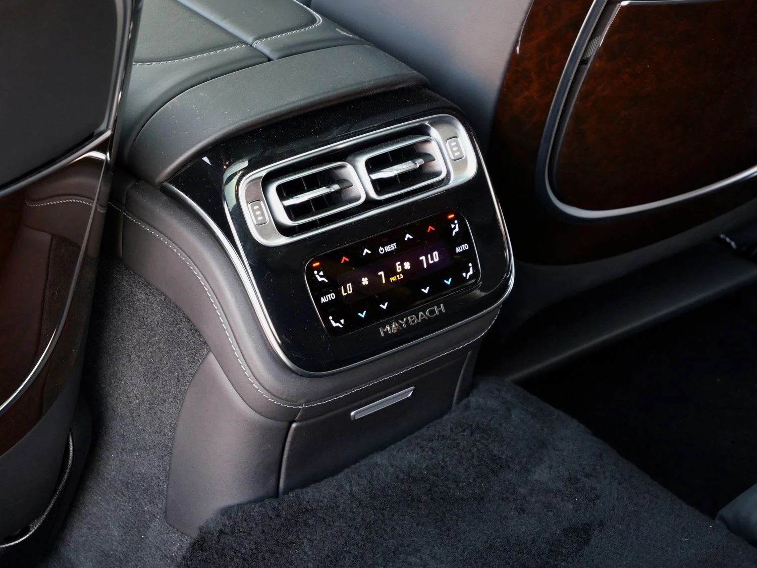 2024 Mercedes-Maybach S 580 interior, Black