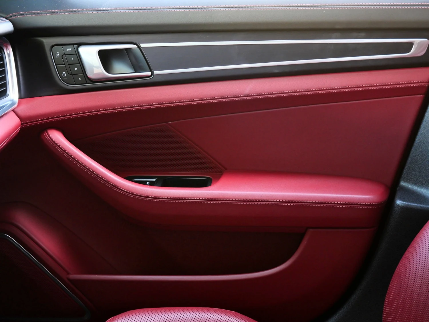 2022 Porsche Panamera GTS interior, door panel, Black/Bordeaux Red