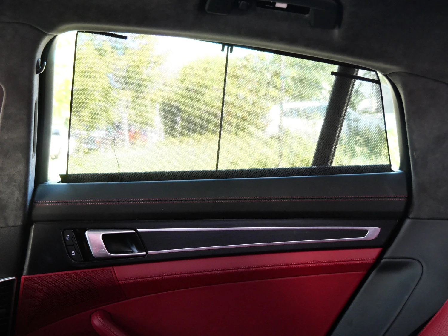 2022 Porsche Panamera GTS interior, door panel, Black/Bordeaux Red