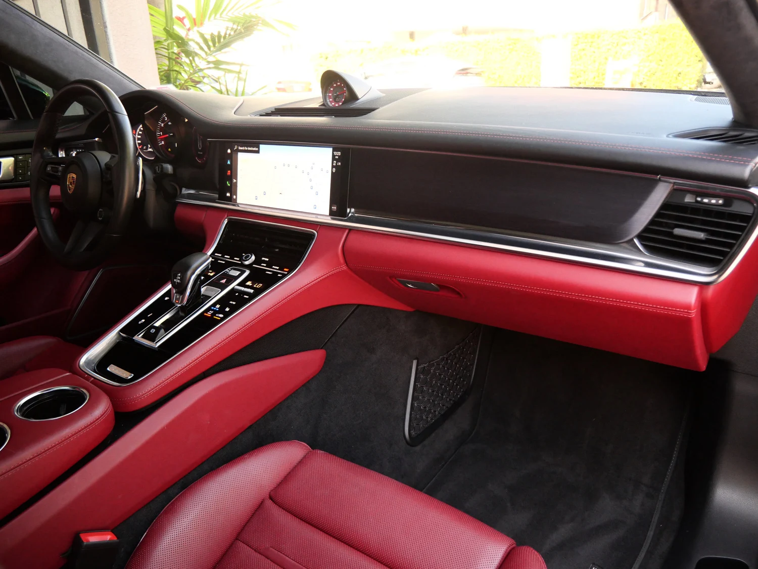 2022 Porsche Panamera GTS interior, Black/Bordeaux Red
