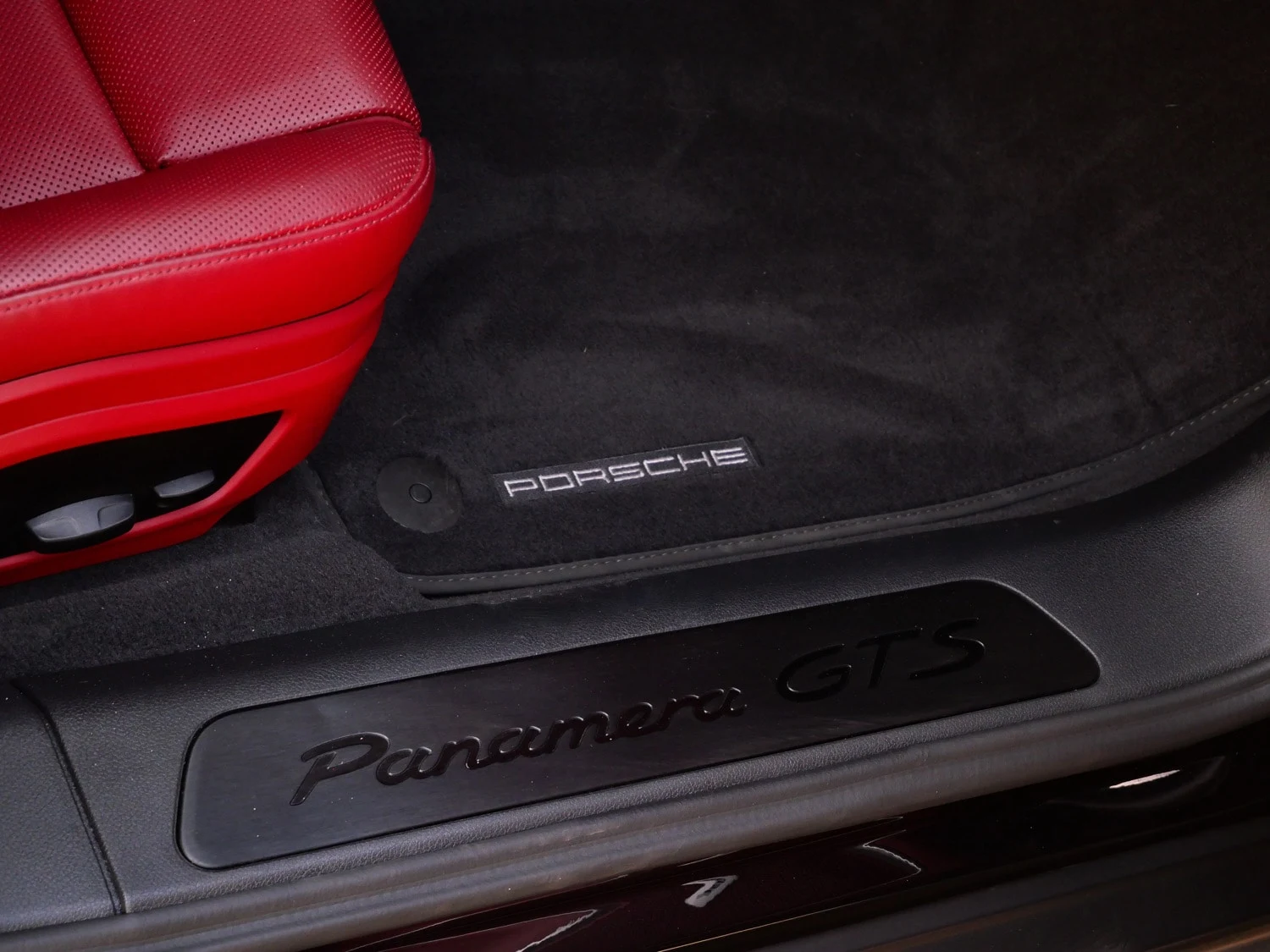 2022 Porsche Panamera GTS interior, door sill, Black/Bordeaux Red