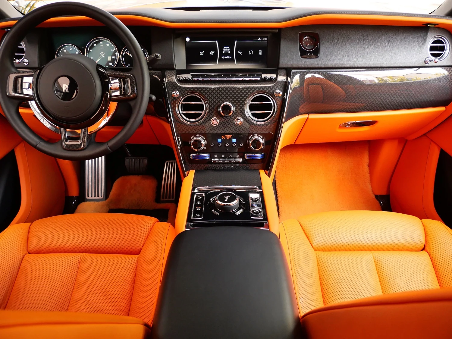 2023 Rolls-Royce Black Badge Cullinan interior, Mandarin