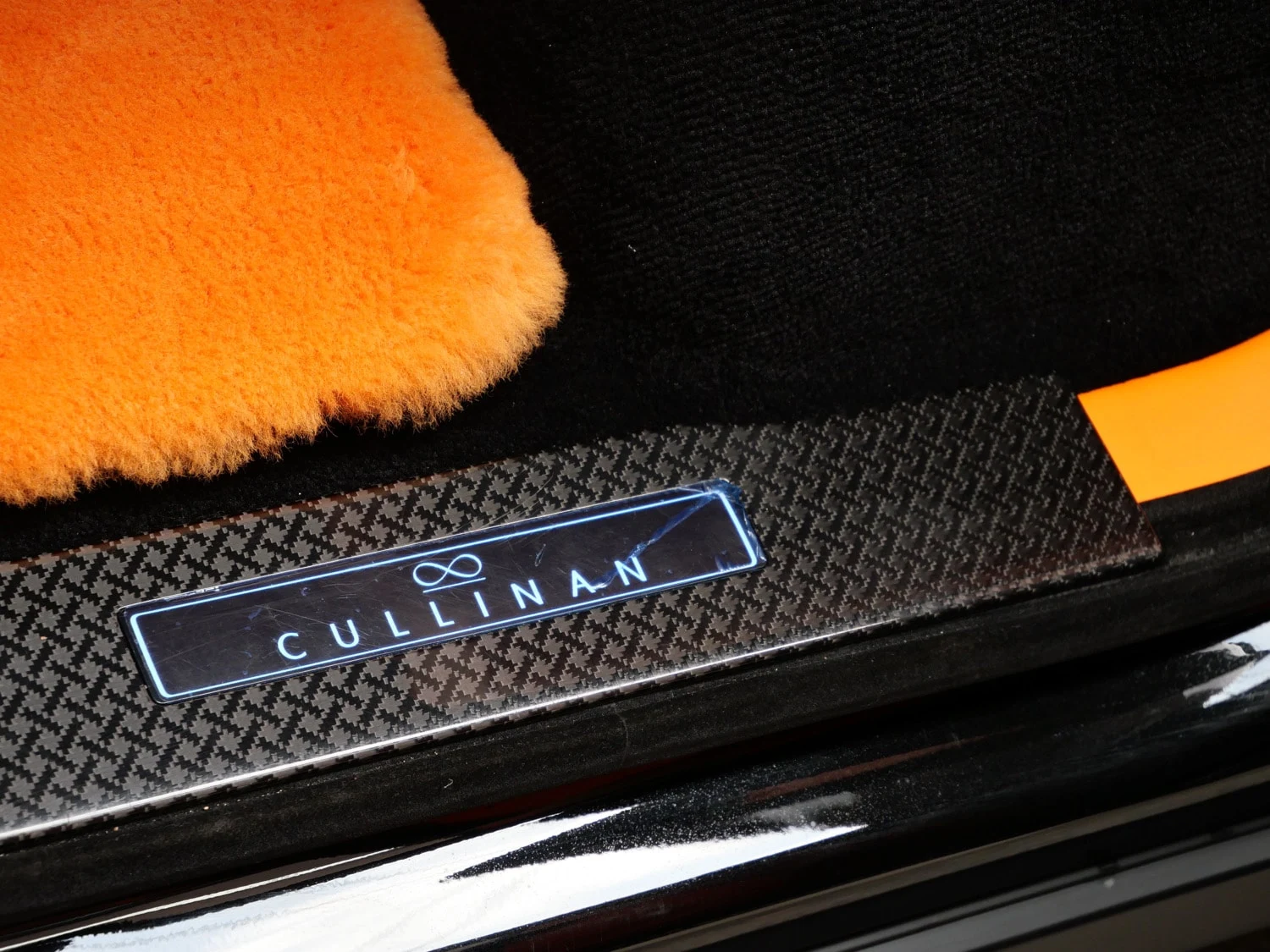 2023 Rolls-Royce Black Badge Cullinan interior, door sill, Mandarin