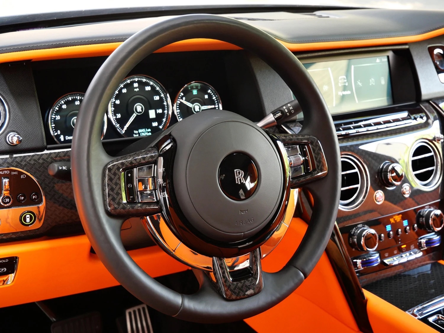 2023 Rolls-Royce Black Badge Cullinan interior, dashboard, Mandarin