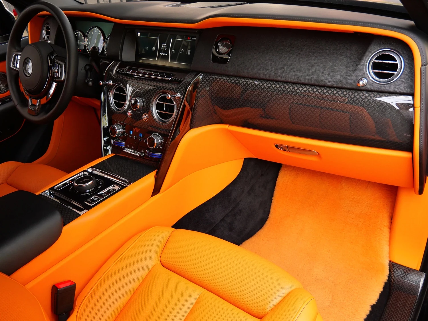 2023 Rolls-Royce Black Badge Cullinan interior, Mandarin